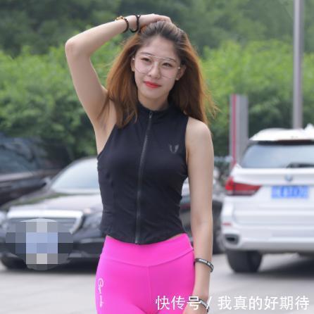 戴眼镜的表姐看着斯文,没想到就喜欢穿鲜艳的瑜伽裤出门
