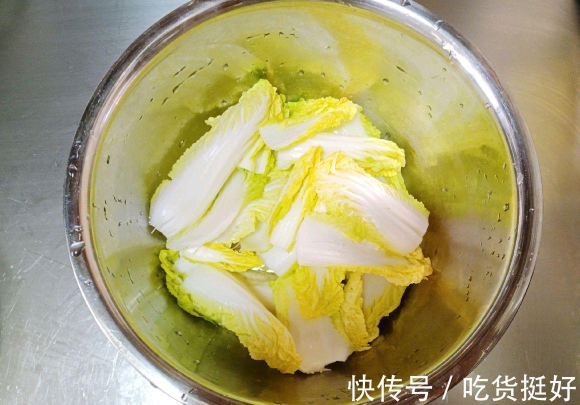 虾滑豆腐白菜汤|虾滑豆腐白菜汤：豆腐软糯，白菜脆爽，而虾滑Q弹软滑，这味绝了
