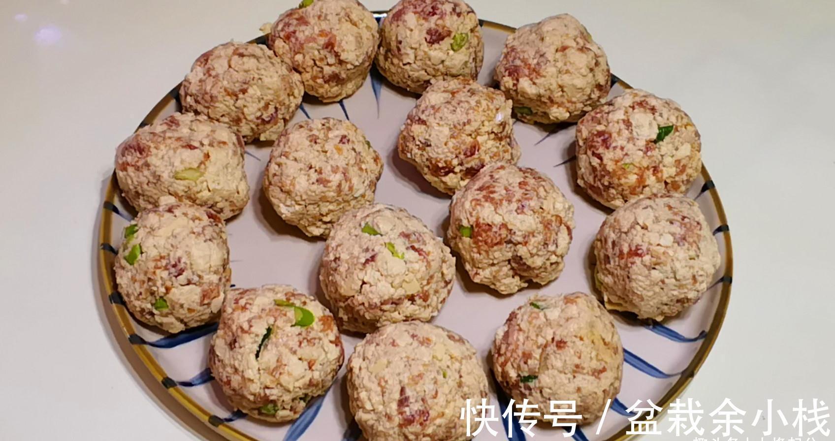 做肉丸子好吃有秘诀，多加2样食材，外酥里软，凉了也不硬，真香