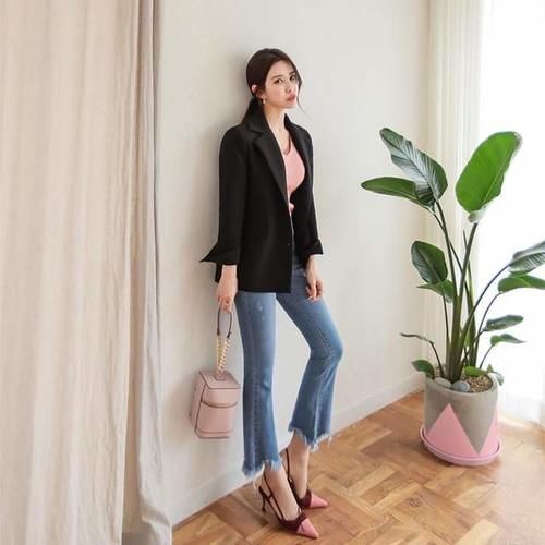 别再穿阔腿裤了，今年这条喇叭裤又火了，好穿百搭还显瘦