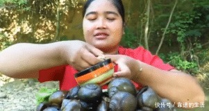 一看|农村大姐吃80个“大香螺”,掰开肉一看不对劲,网友这不能吃!