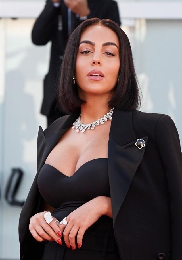 西装套装|C罗的女友身材太好了, 搭配外套都很妩媚, 能秀出自身女人味