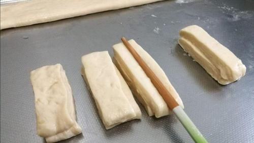 炸油条时,切记“1忌2放”窍门,出锅比手臂还粗,10小时不回软!