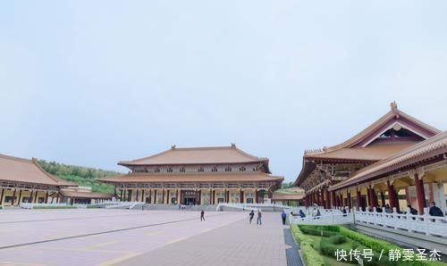 中国最独特的一座寺庙，不仅不需要门票，还用鲜花代替了香烛礼佛