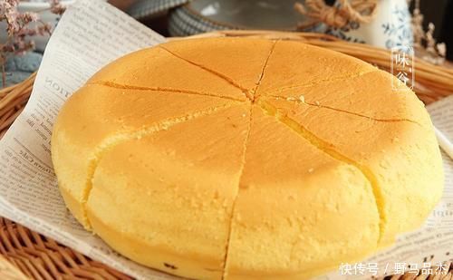 我们可以在家自己做,取4个鸡蛋,做出来的蛋糕不塌陷不回缩,细腻又松软