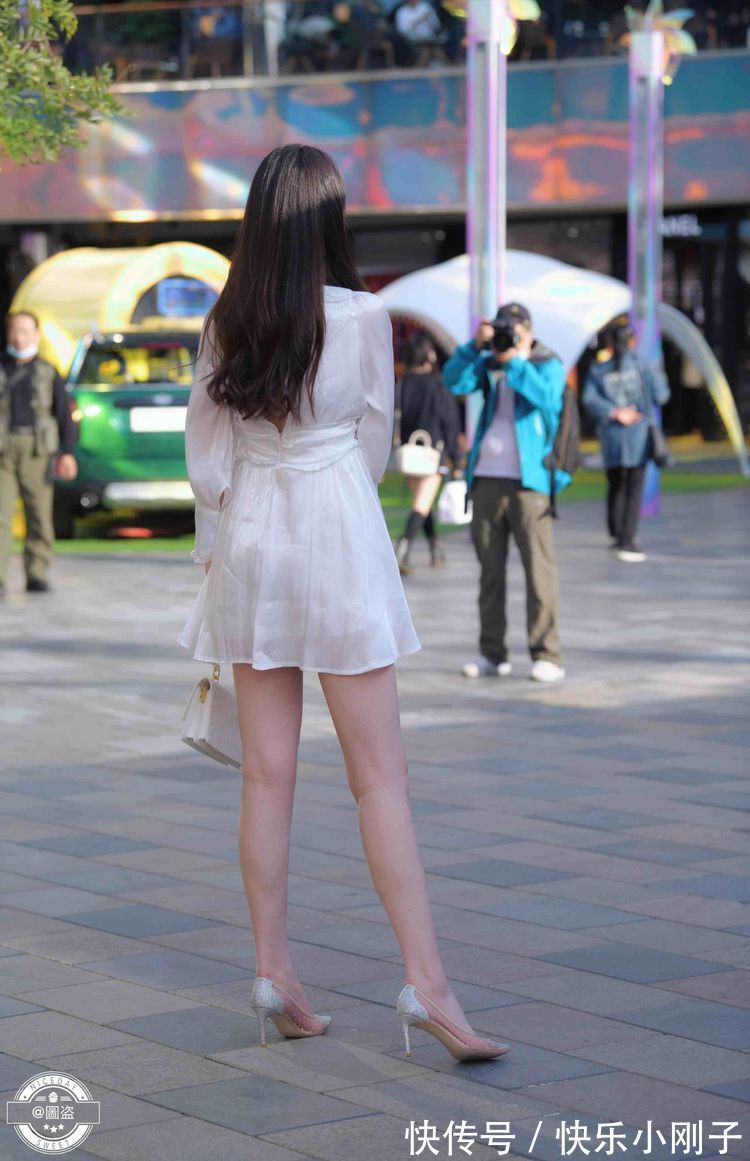 连衣裙 简单搭配的连衣裙上身特别洋气,秀出阳光的气质,甜美时尚