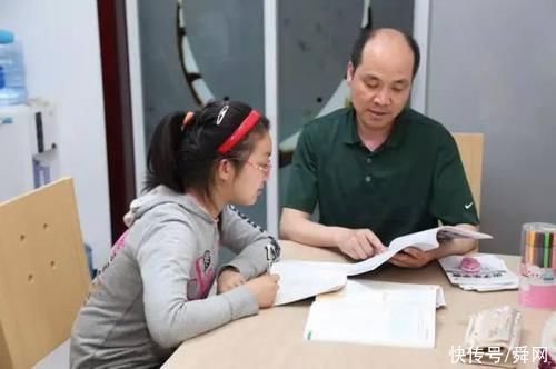 宝爸不让女儿写作业，女儿却把爸爸怼的无话可说