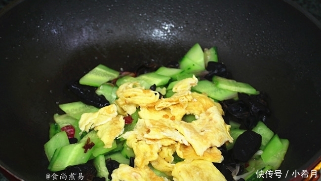 木耳|此菜,我家每周吃两顿,雷打不动,营养水分足,低脂美容嫩肌肤