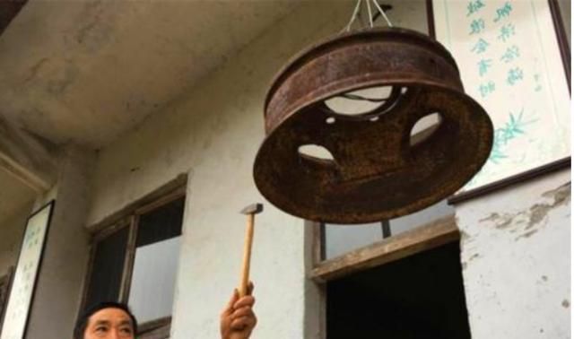 农村小学打铃的“铁块”，专家无意发现，直言：30年后终于找到了