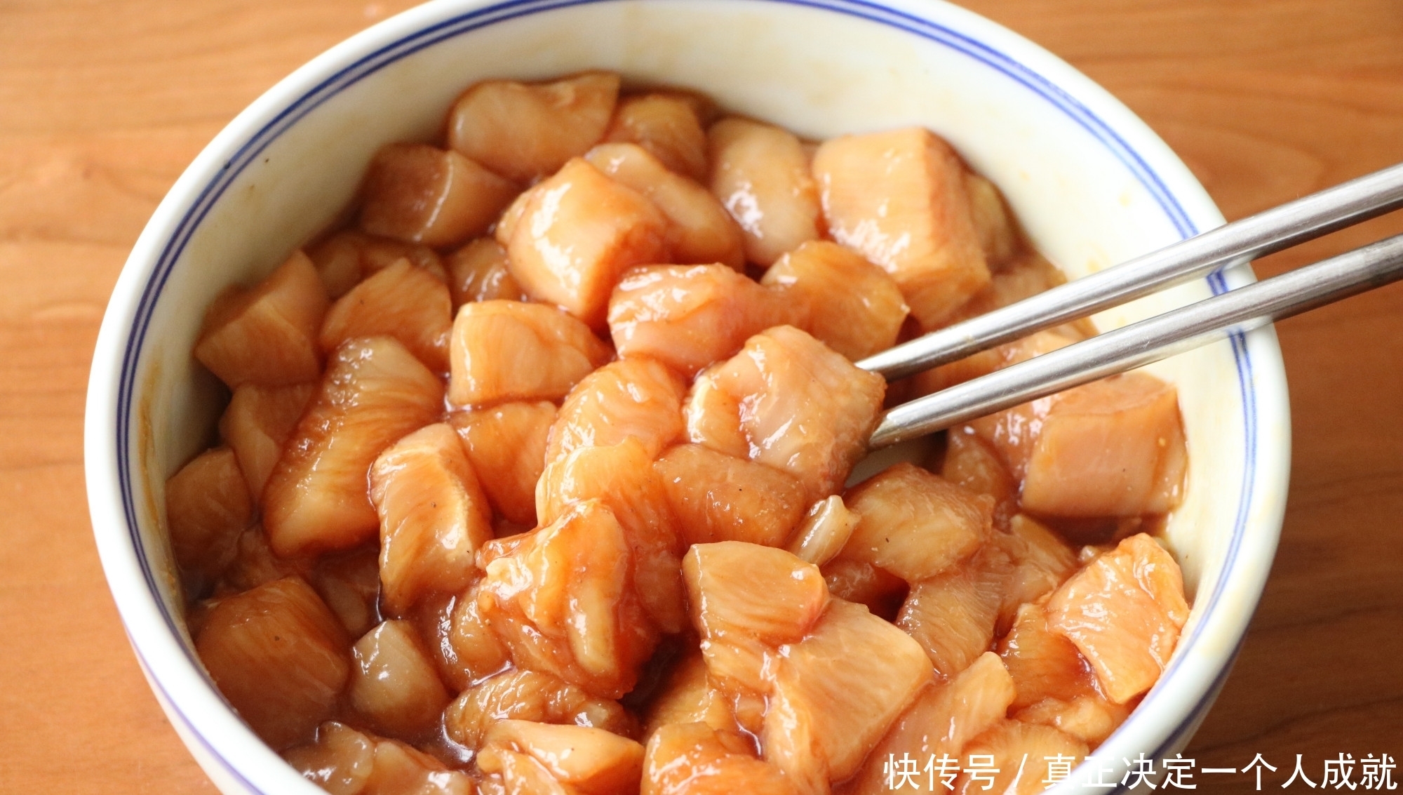 鸡胸肉还可以这样吃,既当零食又当菜,咬一口嘎嘣脆,解馋更美味