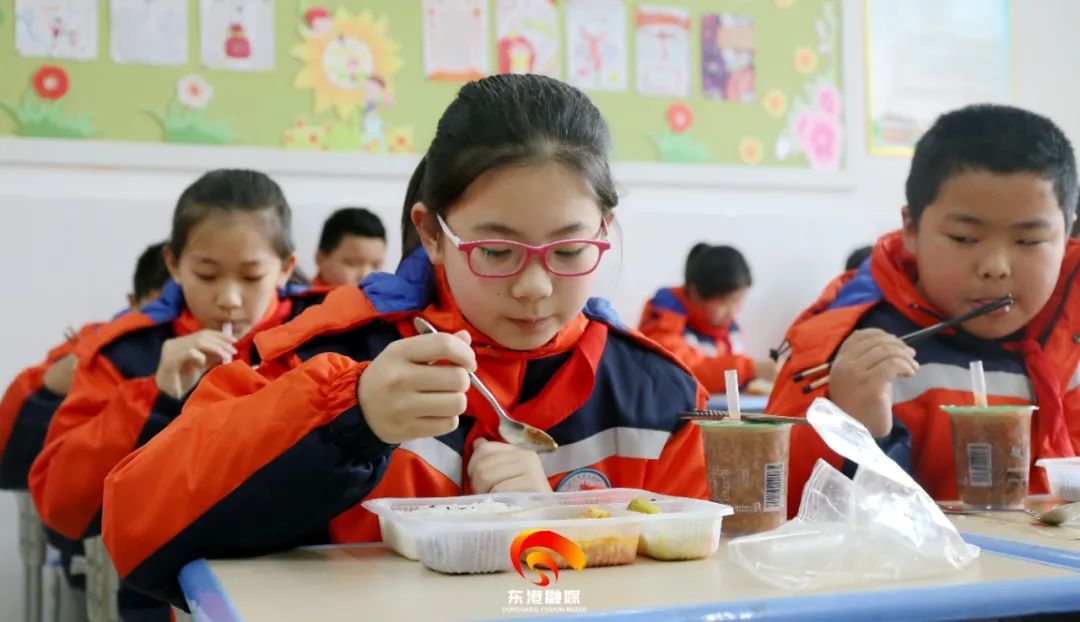 开学第一天！被娃娃“吃相”萌到了！