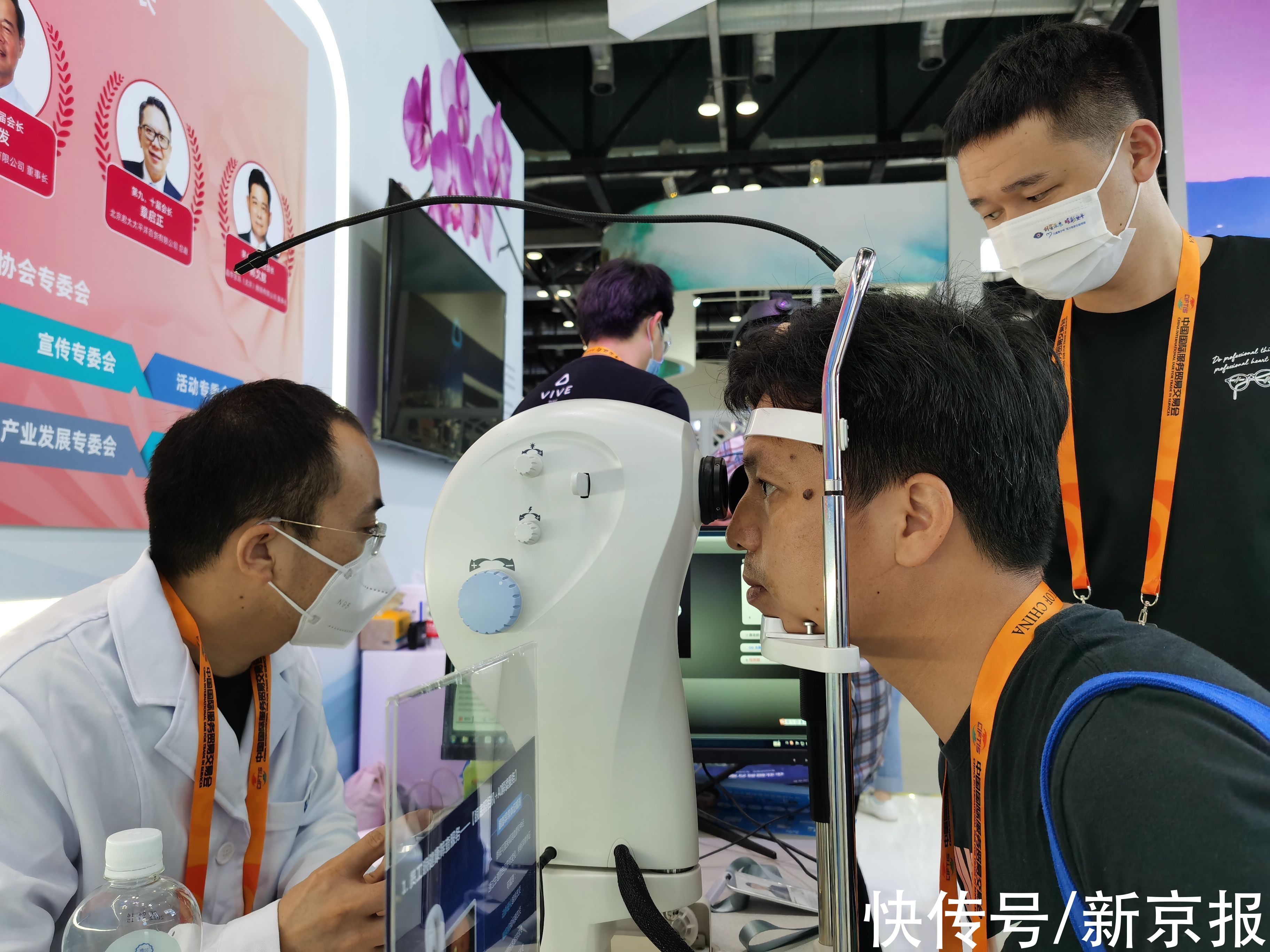 台湾形象馆首次亮相服贸会，观众排队体验AI机器人眼底照像