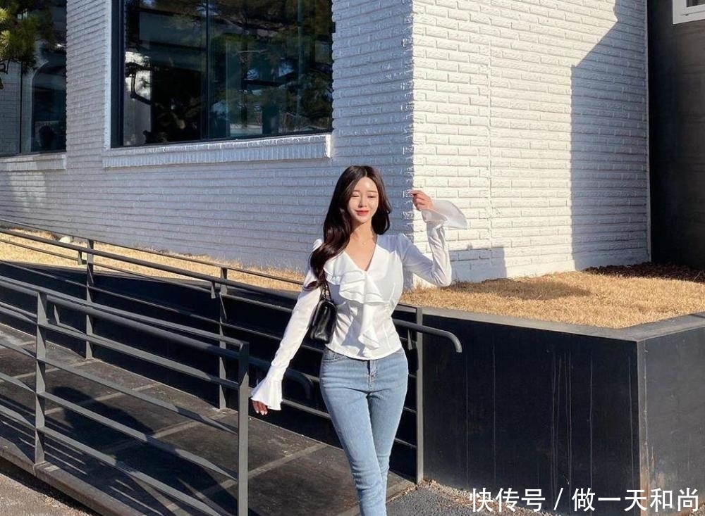 能将牛仔裤穿得这么淑女,也没几个人了