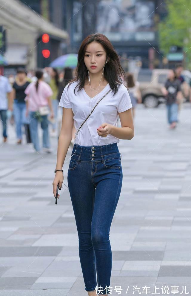 牛仔|女生清新的搭配，白色一字肩配牛仔阔腿裤，穿出邻家女孩的美