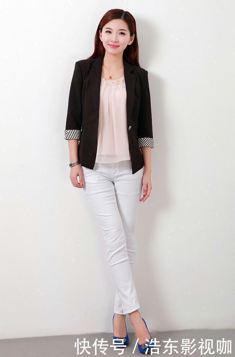 小姐姐爱穿紧身裤，时刻展示俏美姿态，秀迷人好身材