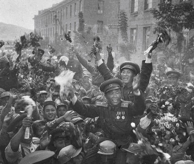 朝鲜百姓|志愿军回国，1个团被朝鲜人抬到车站，朝鲜军官：1个师我们也抬！