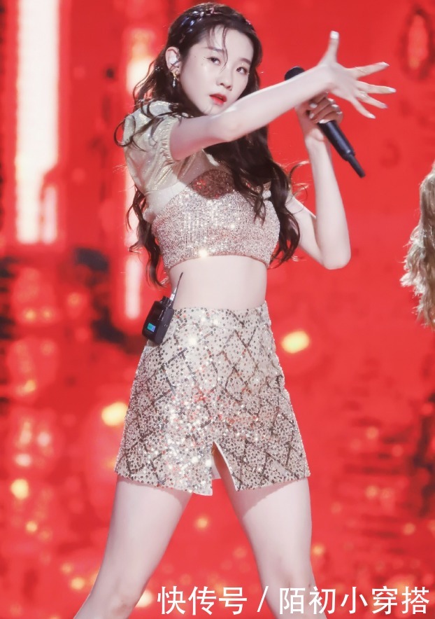 用来|女士都嫌弃的白袜,张艺凡用来搭配“下衣失踪”后:这腿长得要命