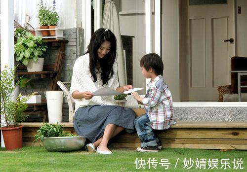 红领巾|女儿忘戴红领巾,被停课1天,单亲妈妈欲解释,被老师移出家长群