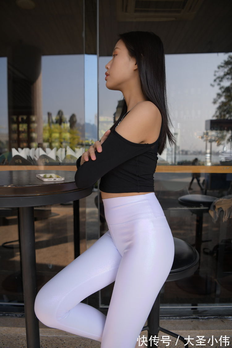 美女|美女街拍:针织衫搭配牛仔裤,走在街上显得个性十足,简单时尚又好看