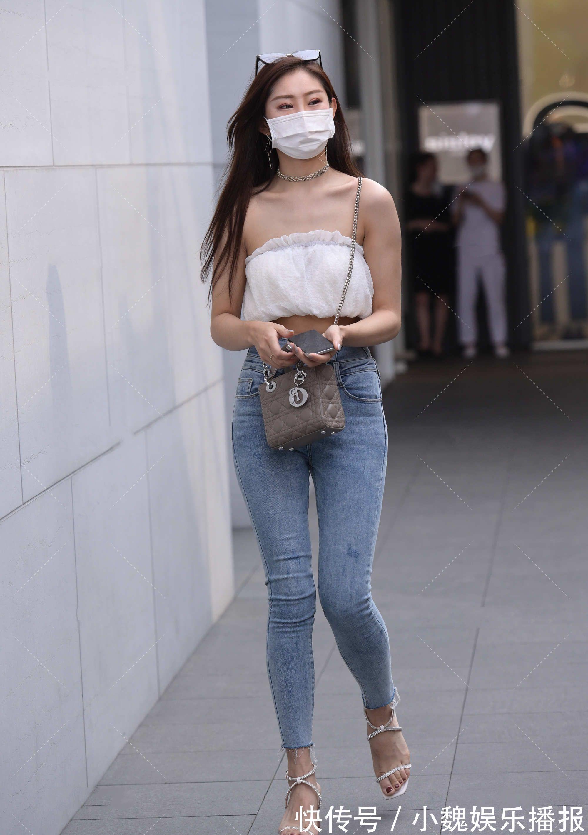 穿搭 平肩上衣搭配一件牛仔裤,穿起来简约又轻便,看起来温柔又潮流