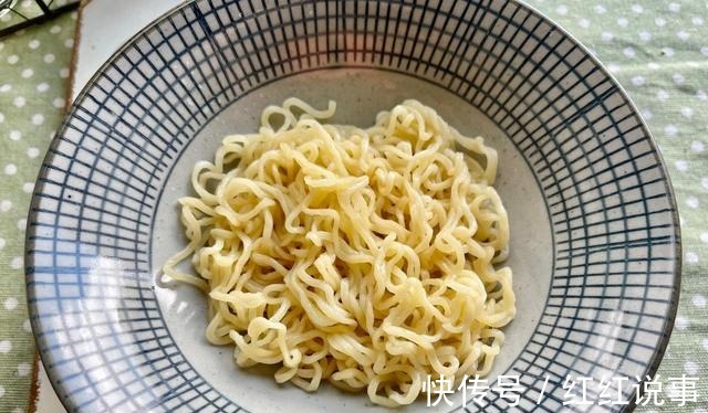 吃法|方便面新吃法，不用自带调料，也能吃出新高度，酸辣过瘾太解馋！