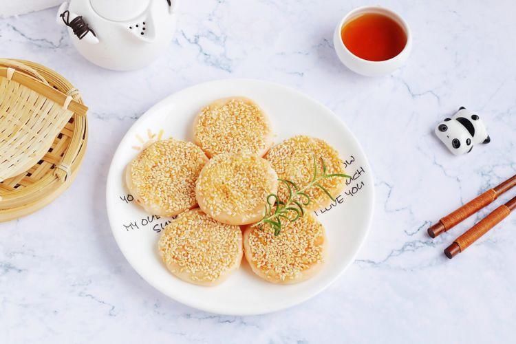 红薯芝麻煎饼，用饺子皮制作很方便，撒上芝麻后更香