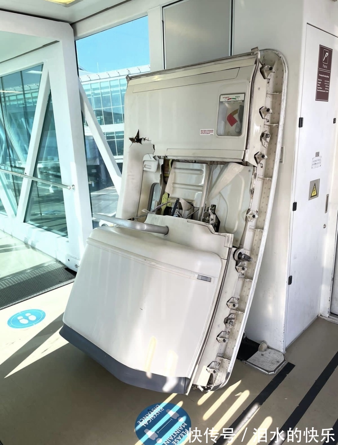 |搞笑!英国航空一架飞机在廊桥中舱门被扯掉!