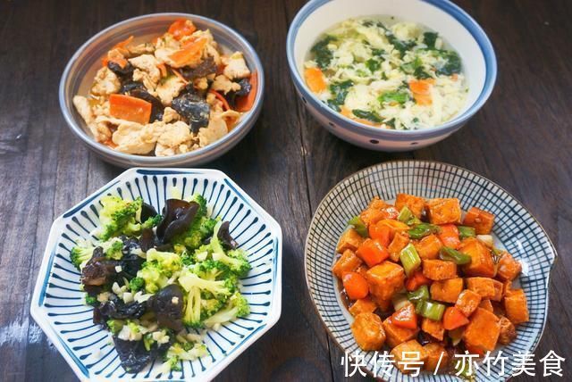 晒晒一家三口的晚餐，3菜1汤，清淡有营养，30分钟就做好