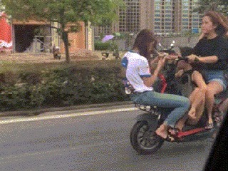|搞笑GIF:当初我要是这么大胆一点,估计我的娃都能打酱油了