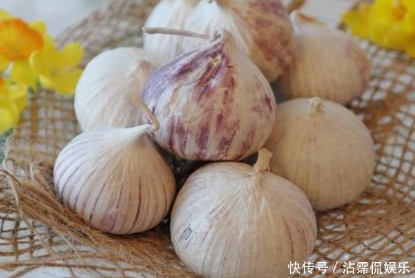 收入|睡觉前把蒜放枕头下,3天后会有什么变化三大好处收入囊中!