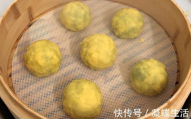 薄皮|玉米面不要做馒头了，加上这种蔬菜，教你做菜团子，薄皮大馅真香