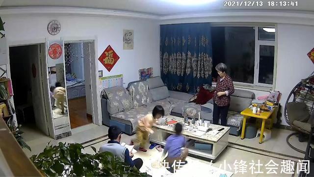 父母|姐弟一言不合动手打架,爸爸说出不拉架原因,网友:说得好有道理