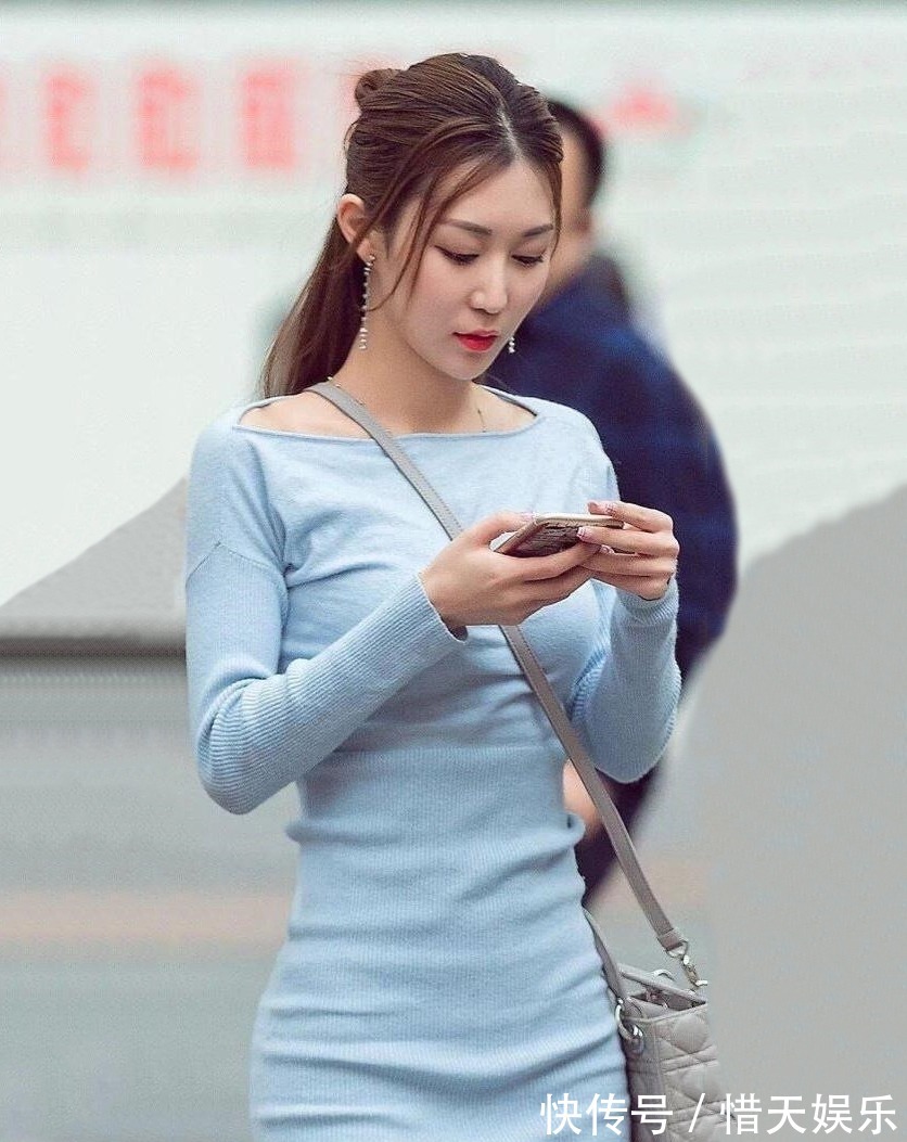 大方知性 一身浅蓝色长袖修身连衣裙穿搭,大方知性,尽显高雅迷人的气质