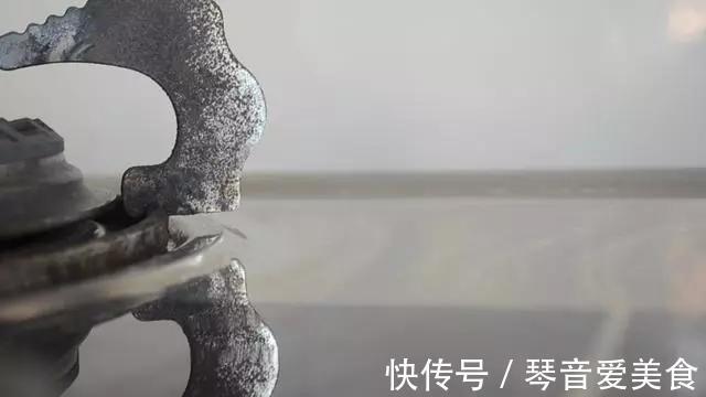 用完的牙膏管别扔掉，放在厨房一年能省不少钱，邻居见了纷纷学