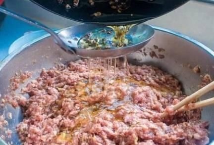 调肉馅,调料不懂别乱放!教你万能调法,肉馅咸香入味,鲜嫩多汁