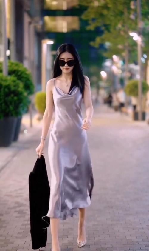 高雅极|真丝吊带裙真有趣，照样美得耀眼，时尚气质！
