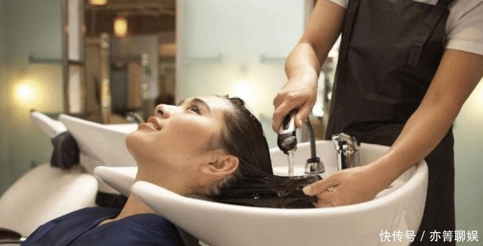 洗头|为什么理发师剪头之前,要先给顾客洗头?洗头妹无意间透露出猫腻