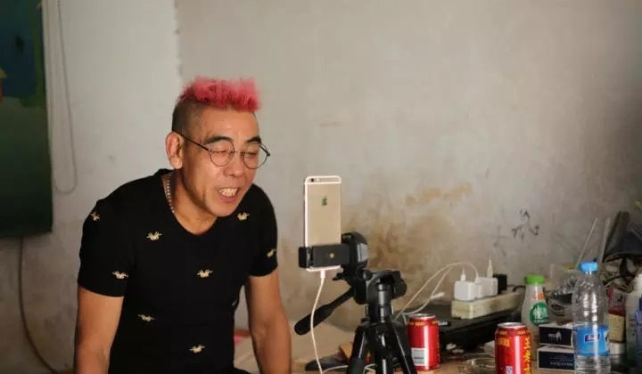 尬舞,这种看起来夸张,恣意,甚至癫狂的舞姿,通过网络