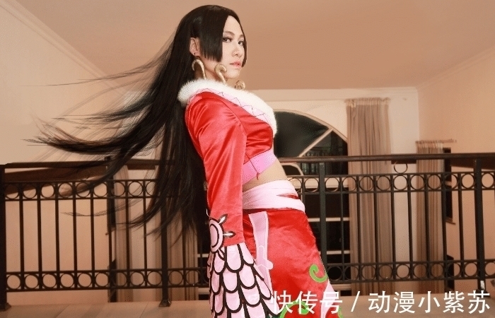 cospl《海贼王》cosplay神还原,女帝霸气回眸,黄猿打破“次元壁”