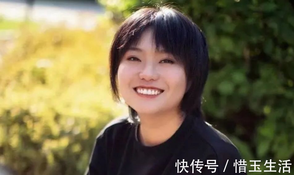 |时尚先生同姓兄妹羡煞旁人?李雪琴搞笑,李佳琦努力