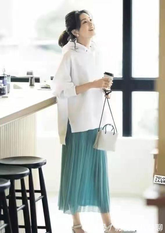 搭配 女人过了45岁，少穿卫衣配小黑裤！学日本杂志这样穿，优雅减龄