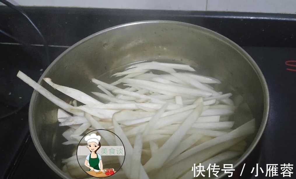 杏鲍菇|三样菜一起炒,太鲜美了,隔三差五做给孩子吃,营养又美味