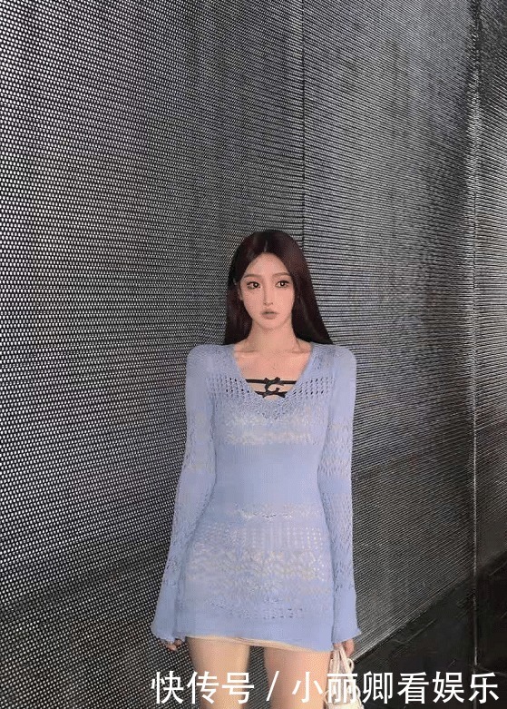 浅蓝色提花针织裙穿上身，显白又温柔，伴随着些许的小性感