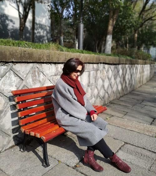 层次感|讲真，穿灰色就服这些50＋女人！她们的灰色穿搭，越看越有气质