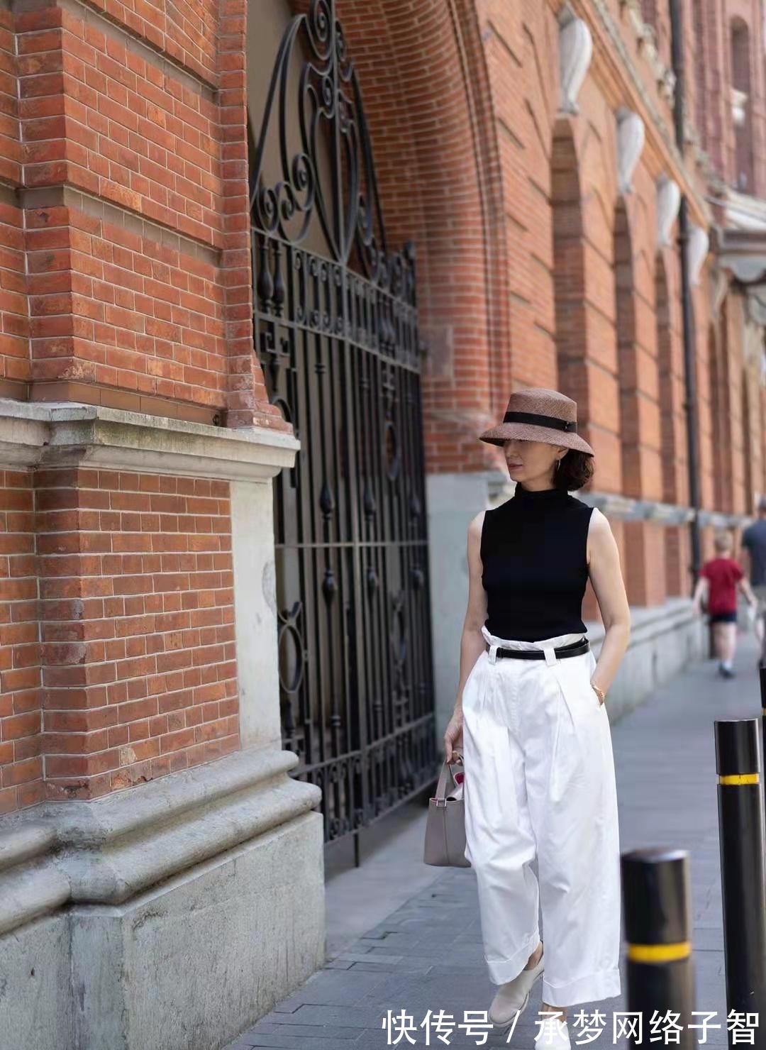 服装|看完中外两位“大龄奶奶”穿搭,才明白什么叫“美人在骨不在皮”