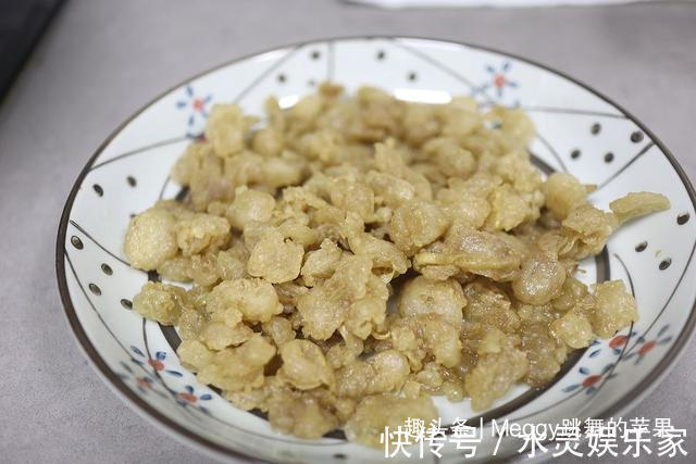 想要猪油熬得洁白,可别小看这碗凉水,熬得又快还有清香味