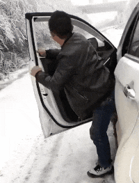 |搞笑GIF从来没有见过如此较真的一个大哥，非要弄得一样宽吗？