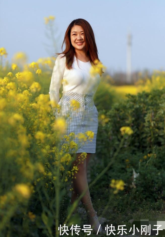 小姐姐这身穿搭,在春天里的花丛也不会缺失独美