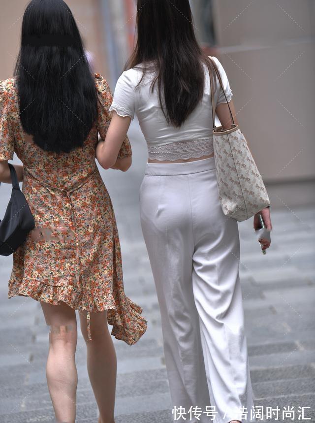 上衣 黑灰色修身牛仔裤,搭配小款荷叶边上衣,小个子的福音