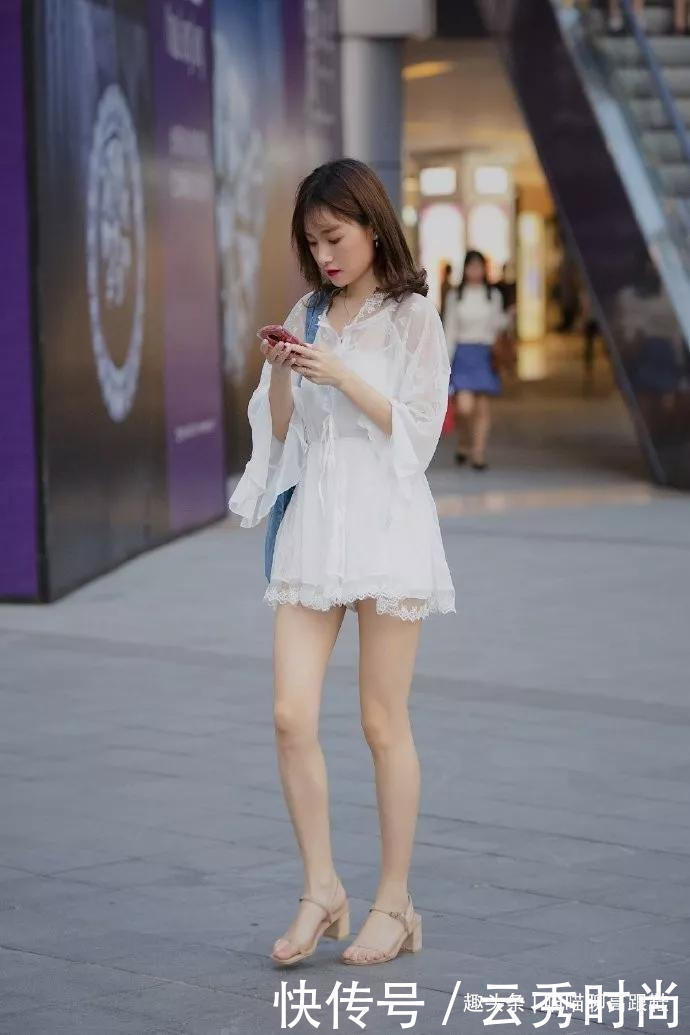 美女脚上搭配上一双优雅的高跟鞋,让她的双腿显得更加的修长